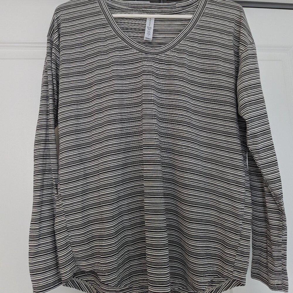 Athleta Women's Cloudlight Stratus Black & White Striped Longsleeve Sz M